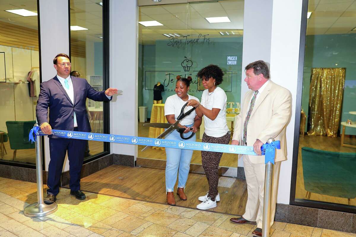 Je T’aiMe Cupcakes and Cocktails officially opens its storefront location in the Connecticut Post Mall. Pictured are Mayor Ben Blake, owners Laurren Robinson and Maxine Harris and Simon McDonald, Milford Regional Chamber of Commerce director of membership and marketing.