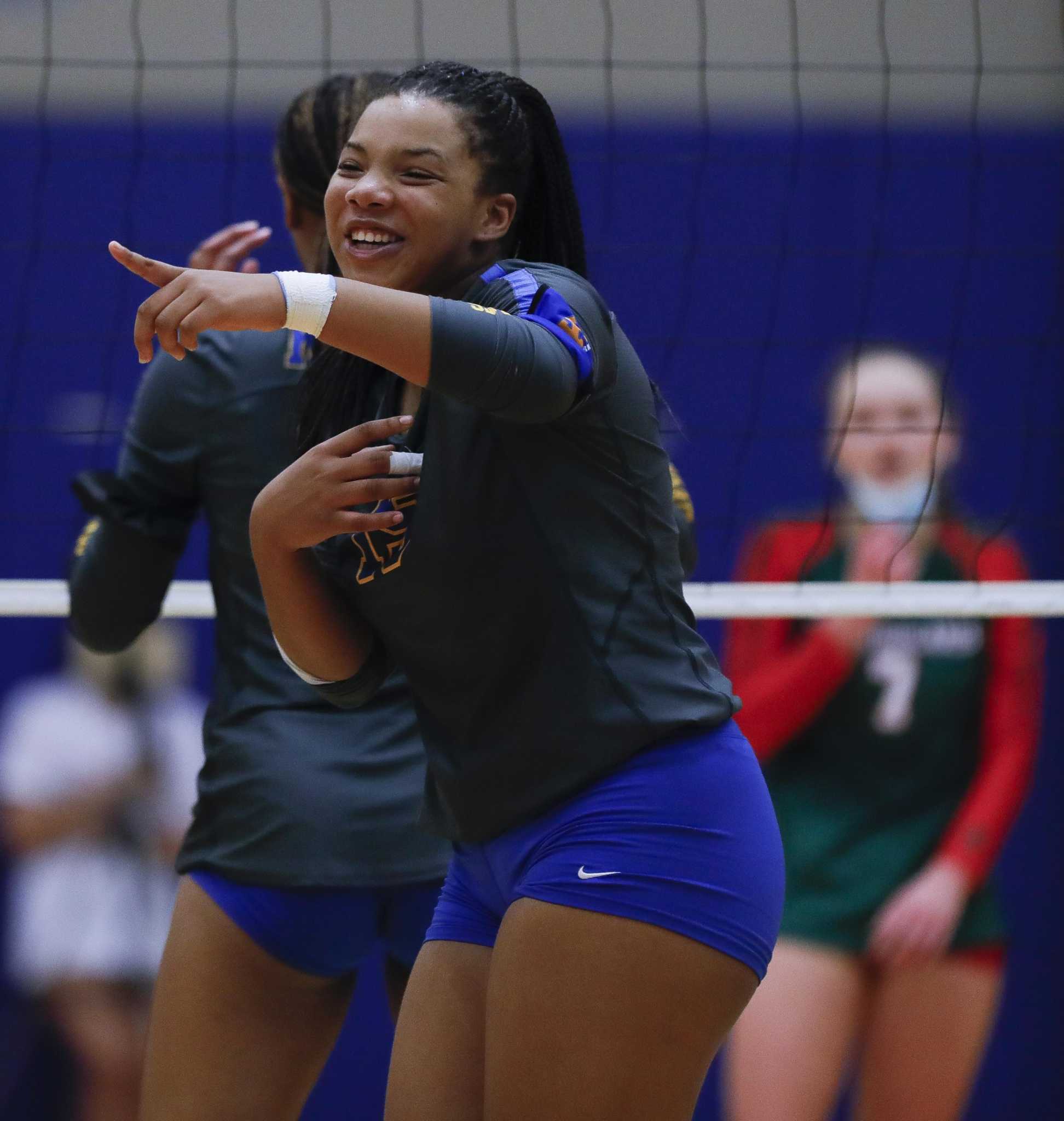 Ariana Brown joins mother’s team in move to Conroe volleyball