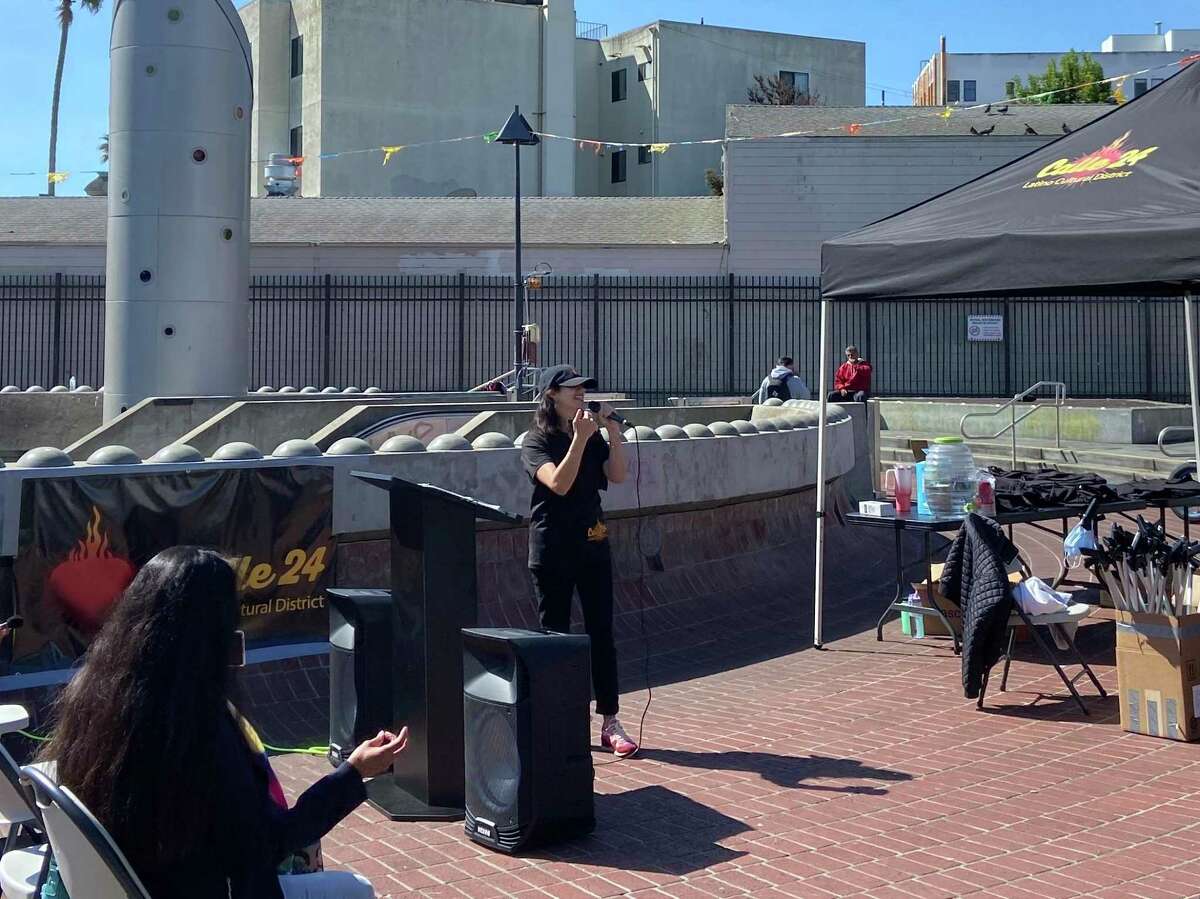 Hilary Ronen, superintendente del Distrito 9, habla en el evento de lanzamiento del programa de recuperación económica para el Distrito Cultural Latino Calle Limbia 24 en Corazón Conto, el sábado 5 de mayo de 2022.