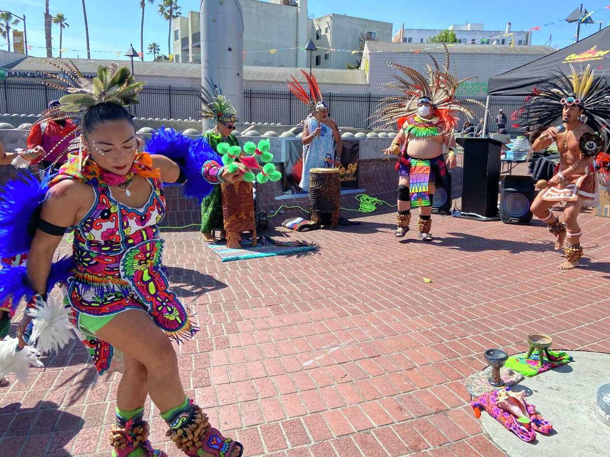 Danza Xitlalli interpreta una danza de oración tradicional mexicana en el lanzamiento del Distrito Cultural Latino Calle 24 en Calle Limpia, Corazón Contento.