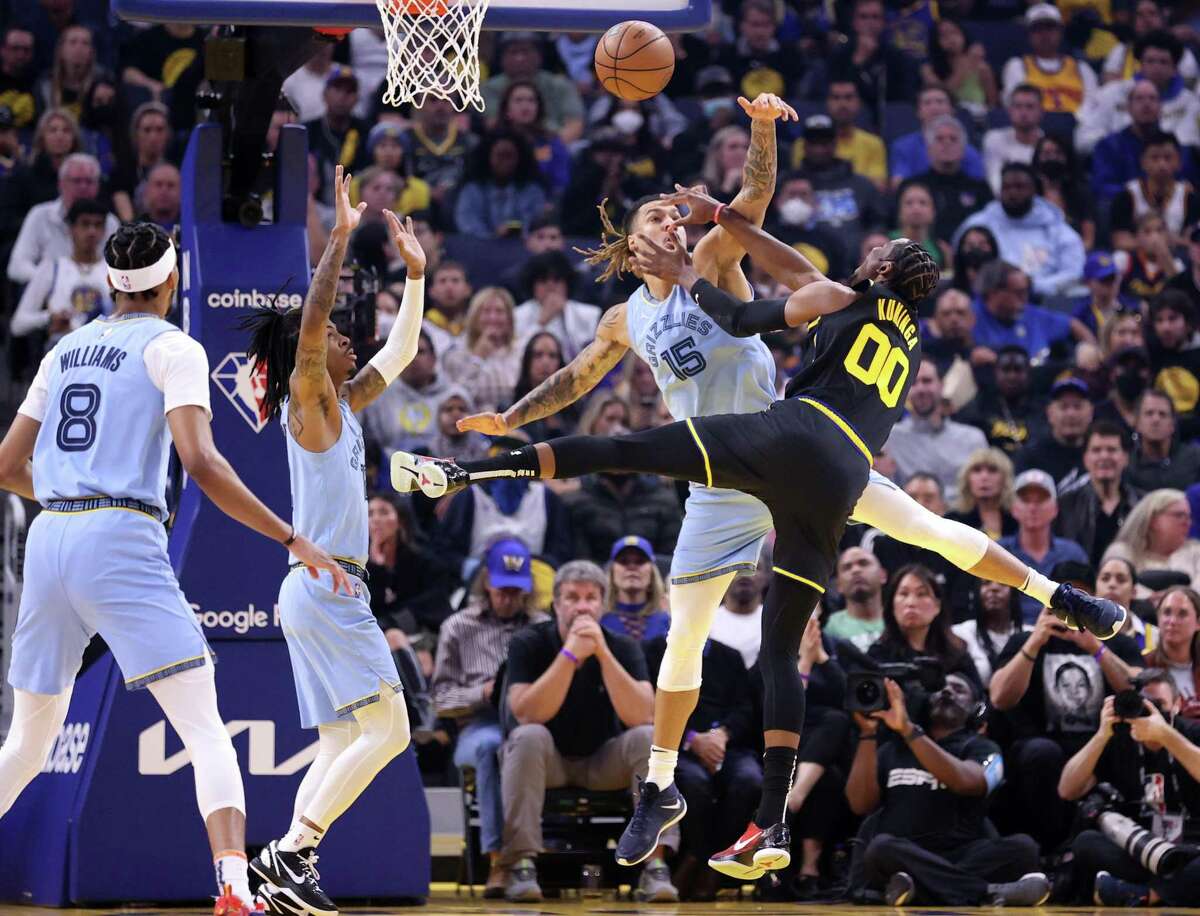 Golden State Warriors aplasta a Memphis Grizzlies en el Juego 3. Jonathan Kuminga de Golden State Warriors realiza un tiro fuera de control contra Brandon Clarke de Memphis Grizzlies en el primer cuarto durante el Juego 3 de las Semifinales de la Conferencia Oeste de la NBA en San Francisco, California, el sábado, mayo 7, 2022.