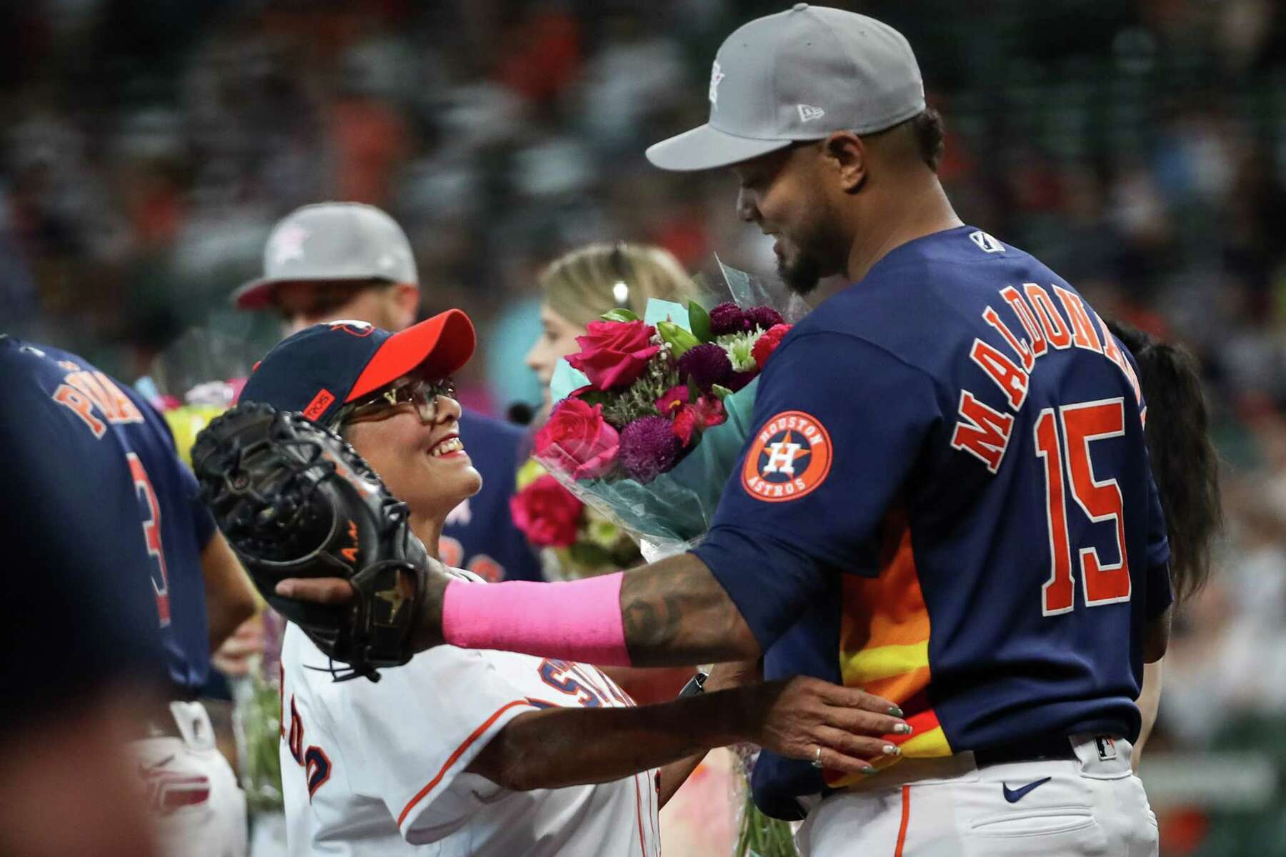 Astros moms throw out first pitch to their sons before Mother's