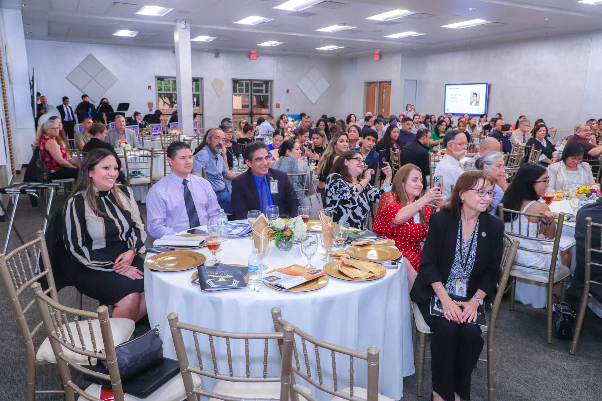 Laredo Chamber of Commerce honors local teachers with School Bell Award - Vimarsana News