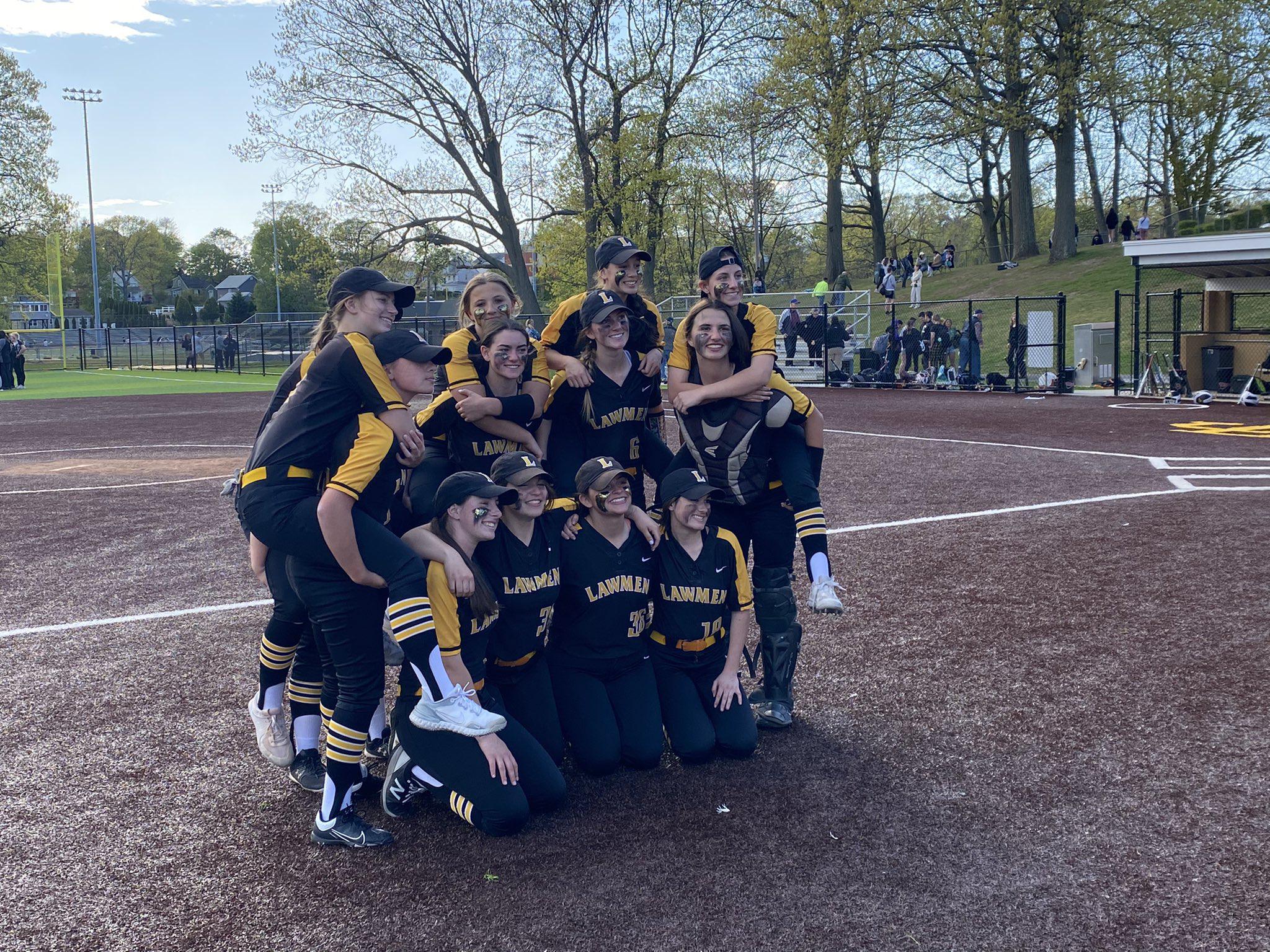 Bull leads charge as Law softball downs Amity to clinch SCC Housatonic division title - Vimarsana News