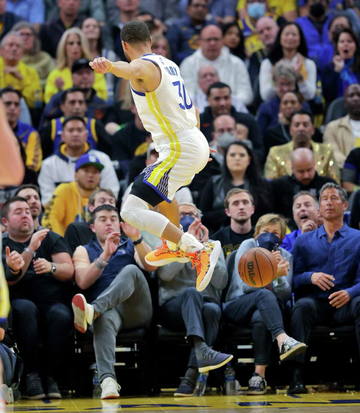 Stephen Curry (30) tries to stop a ball before it goes out of bounds in the first half as the Golden State Warriors played the Memphis Grizzlies in Game 4 of the Western Conference Semifinals of the NBA Playoffs at Chase Center, in San Francisco, Calif., on Monday, May 9, 2022.