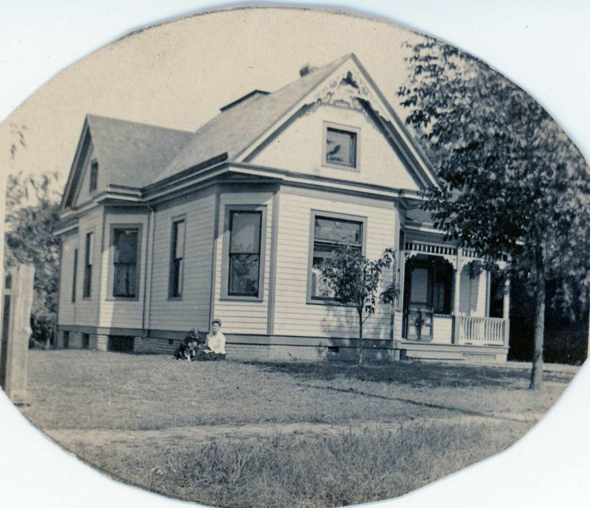 Early photograph of 718 Fairview Ave., which later became 718 N. Buchanan St., Edwardsville. 