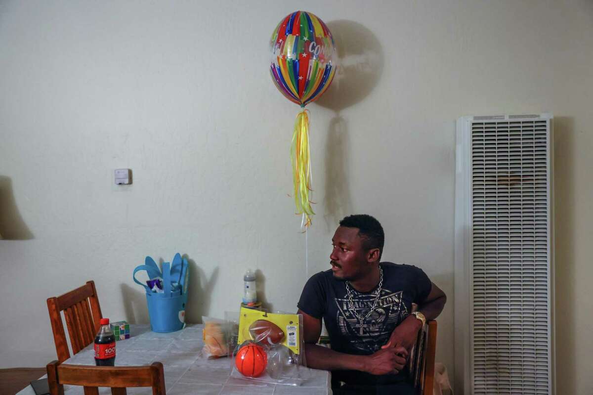 2022年5月9日，周一，让-西蒙·科拉斯在阿拉米达的新公寓里放松。他花了近一年的时间从智利和海地回到家人身边。2021年12月，当他和儿子在边境申请庇护时，美国政府把他们送到了海地。