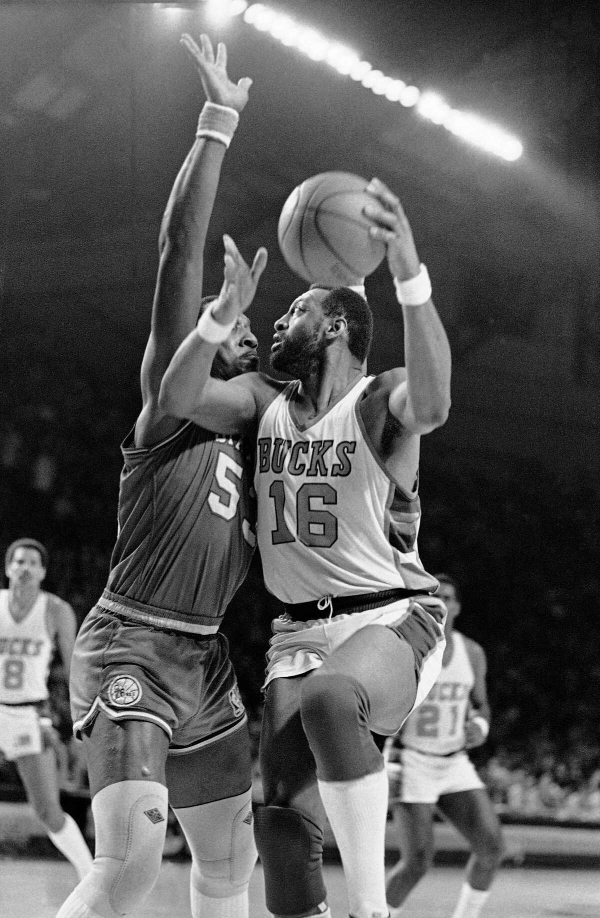 FILE -Milwaukee Bucks Bob Lanier (16) moves for the basket as Philadelphia 76ers Darryl Dawkins defends during an NBA playoff game, April 13, 1981 in Milwaukee. Bob Lanier, the left-handed big man who muscled up beside the likes of Kareem Abdul-Jabbar as one of the NBA’s top players of the 1970s, died Tuesday, May 10, 2022. He was 73. (AP Photo/Steve Pyle)