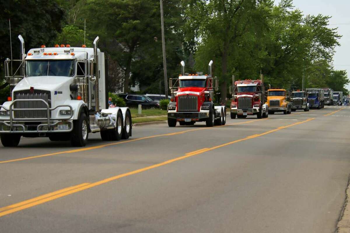 Harbor Beach Truck Convoy returning to trek across county
