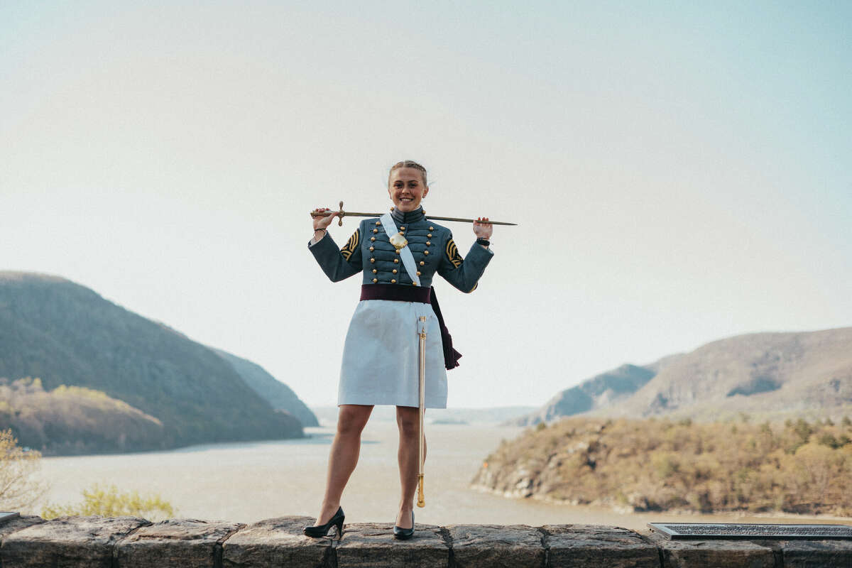 Mayıs ayında Emily DiNallo, babasının ve erkek kardeşinin ayak izlerini takip ederek yakın ailesinin West Point'ten mezun olan üçüncü üyesi olacak.