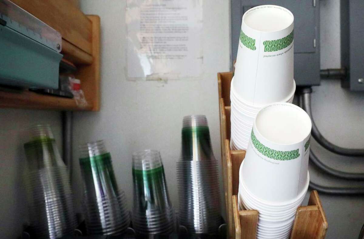 托比咖啡馆里堆放着可降解的杯子。从2023年11月开始，马林县禁止使用一次性塑料餐具。