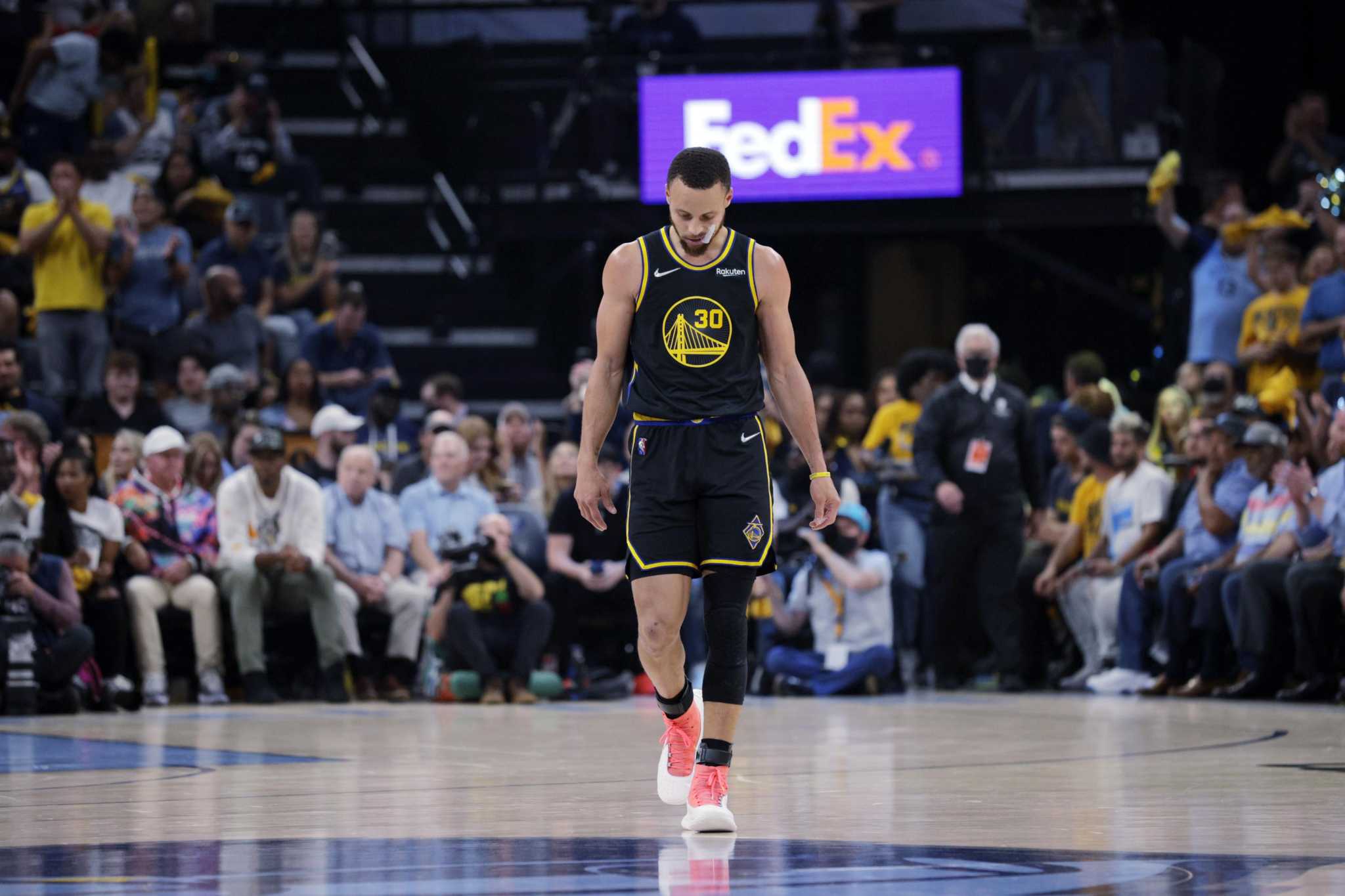 The Grizzlies played postseason anthem during blowout  and Draymond  Green and Stephen Curry loved it - ESPN