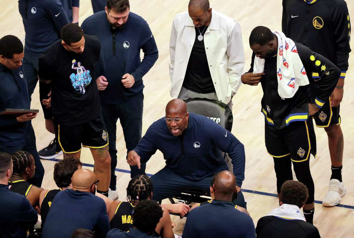 In Steve Kerr’s absence, Warriors can’t laugh off Game 5 loss. Acting head coach Mike Brown gets a little gruff in the huddle early in the second half before taking out the starters as the Golden State Warriors played the Memphis Grizzlies in Game 5 of the Western Conference Semifinals of the NBA Playoffs at Fedex Forum in Memphis, Tenn., on Wednesday, May 11, 2022. The Warriors lost to the Grizzlies 134-95