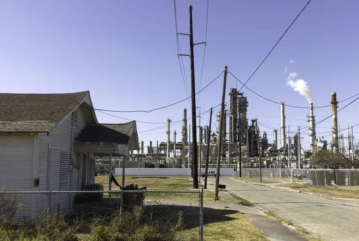 Five Texas refineries polluted above federal limit on cancer-causing  benzene last year, report found
