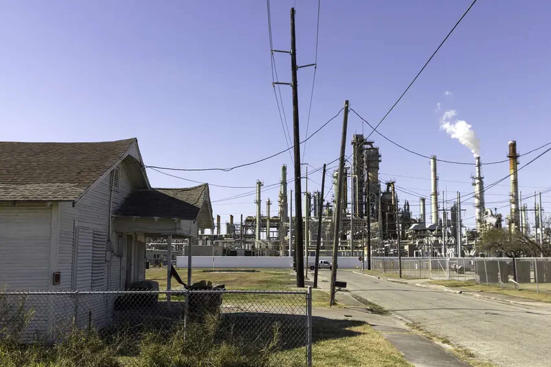 Five Texas refineries polluted above federal limit on cancer-causing  benzene last year, report found