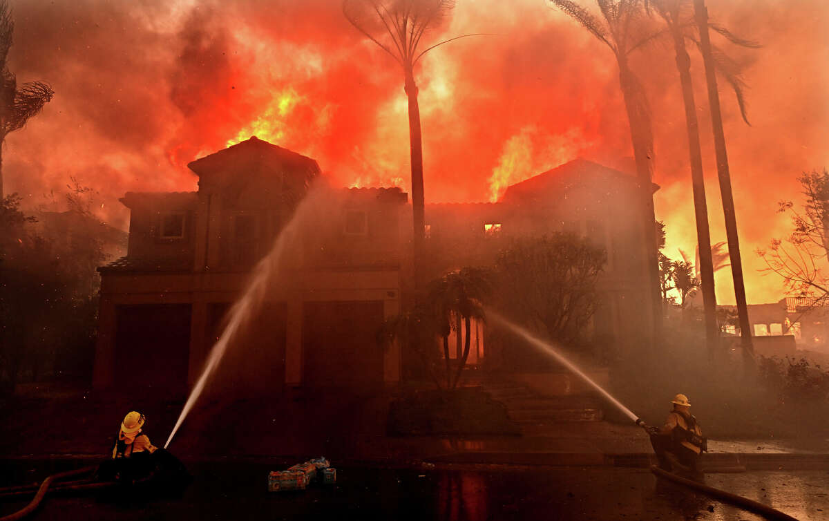 Laguna Niguel, California May 11, 2022- Firefighters battle a brush fire at Coronado Pointe in Laguna Niguel Wednesday. 