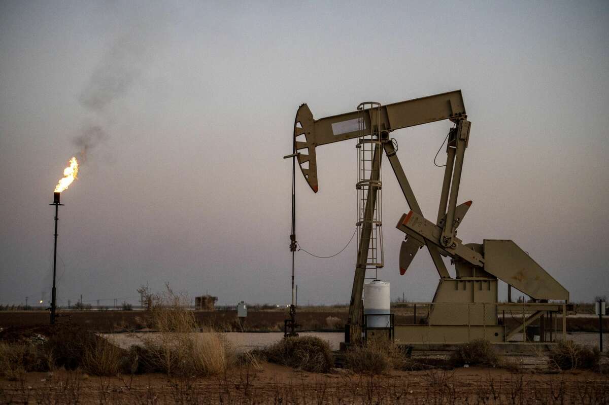 An oil pump jack in Midland, Texas, US. Photographer: Sergio Flores/Bloomberg