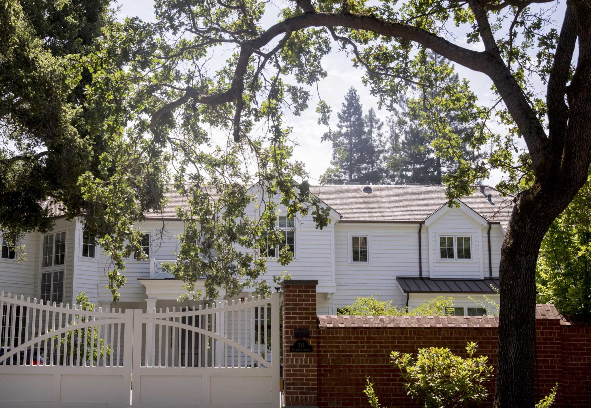 This wealthy Bay Area city wants to build town homes for the first time in its history. Residents aren't happy - Vimarsana News