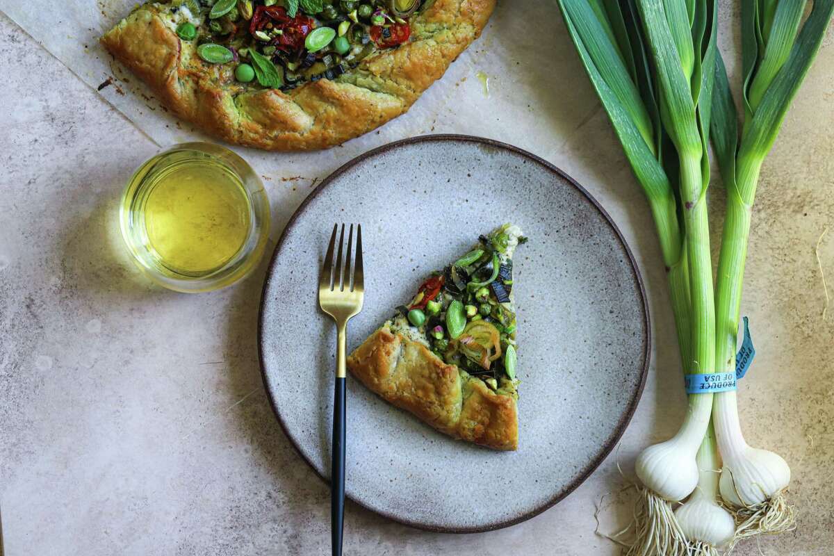 Deze boterachtige galette haalt het beste uit het korte seizoen van groene knoflook