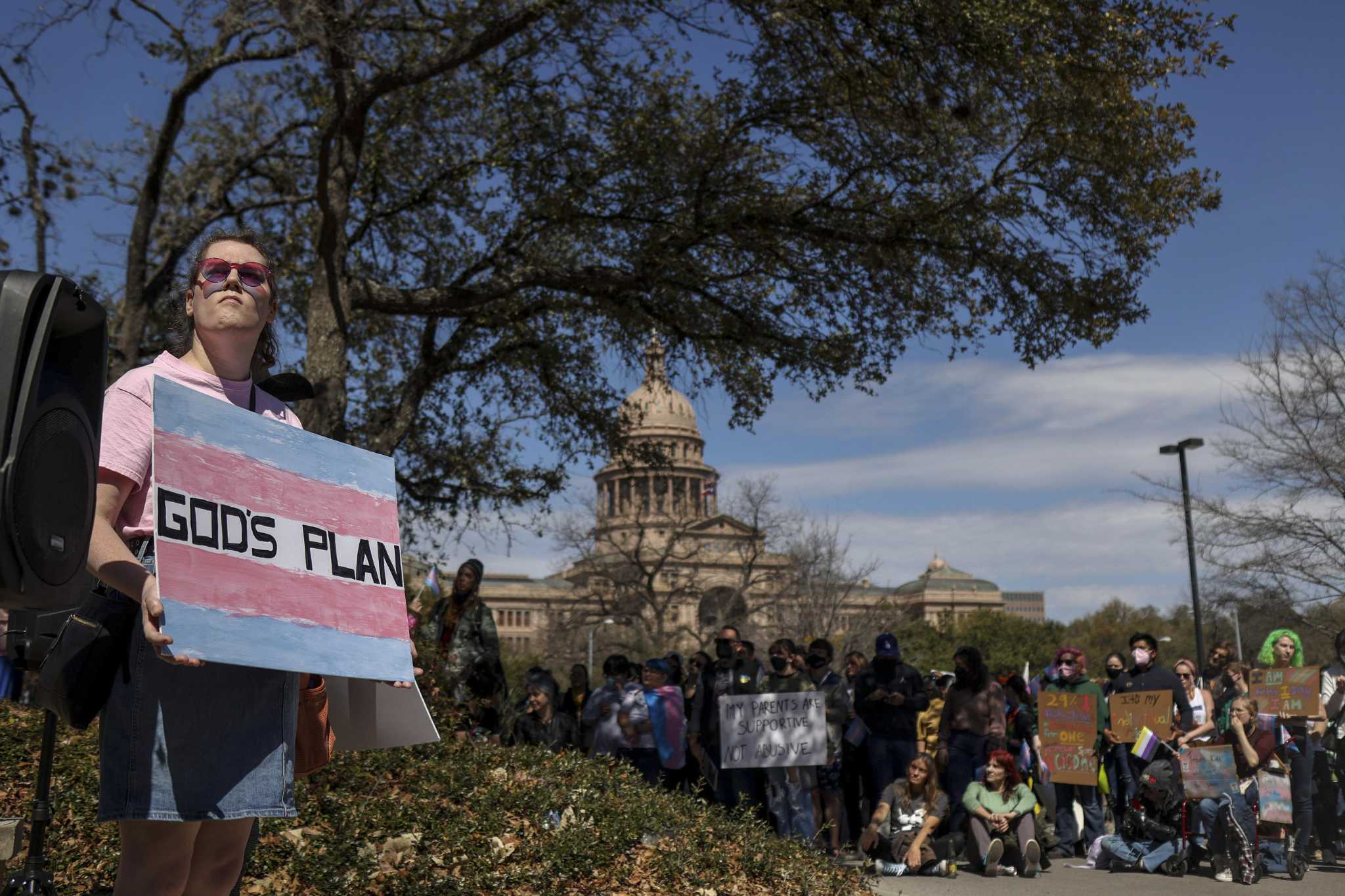 Texas Supreme Court clears way for more investigations into families of trans kids - Vimarsana News
