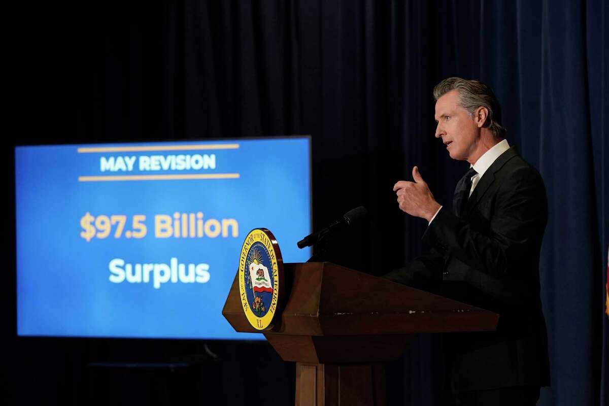 2022年5月13日，加利福尼亚州州长加文·纽森在加利福尼亚州萨克拉门托举行的新闻发布会上公布了他2022-2023年的州预算修订。加州预计将有创纪录的970亿美元盈余。