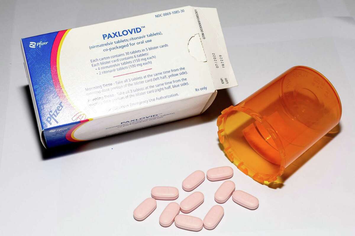 3月3日，辉瑞公司的新Paxlovid药片出现在加州奥克兰的一家药店。2022.这些药物可以对抗COVID-19的症状，但越来越多的患者在结束五天的治疗后再次生病。