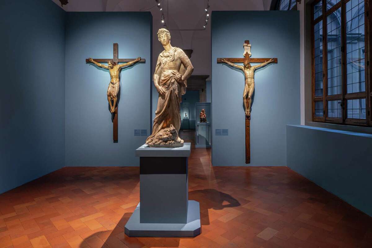 Donatello's early statue of David in front of two crucifixes made from painted wood, the one on the left by Donatello, the one on the right by Filippo Brunelleschi.