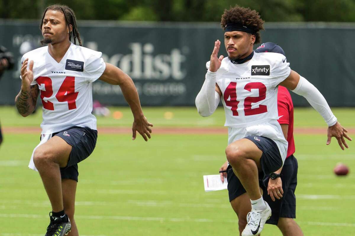 Houston Texans defensive back Jalen Pitre (5) looks to defend