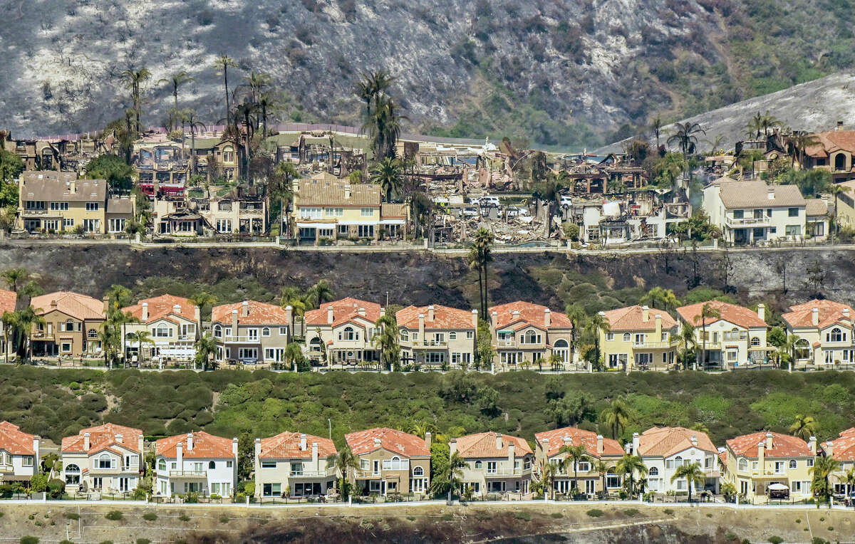 Las casas son destruidas después de que el Incendio Costero se trasladara a través de Laguna Niguel, California, el jueves 12 de mayo de 2022. 
