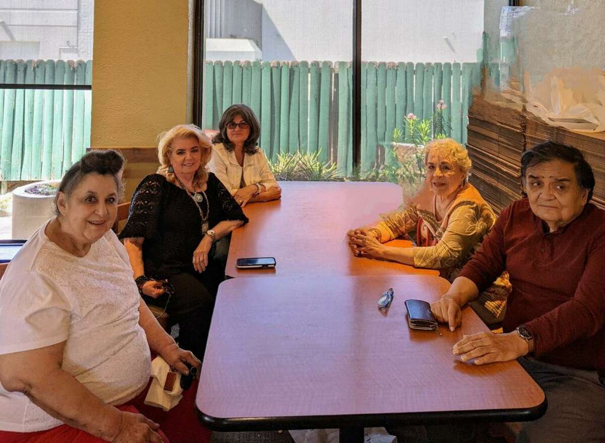 Desde la izquierda, Roberta Fernández, Rosa María Ceballos De Llano, Patricia Garza-González, Raquel Valle-Sentíes y Carlos Flores, durante una reunón para saludar a Fernández, escritora laredense radicada en Georgia.