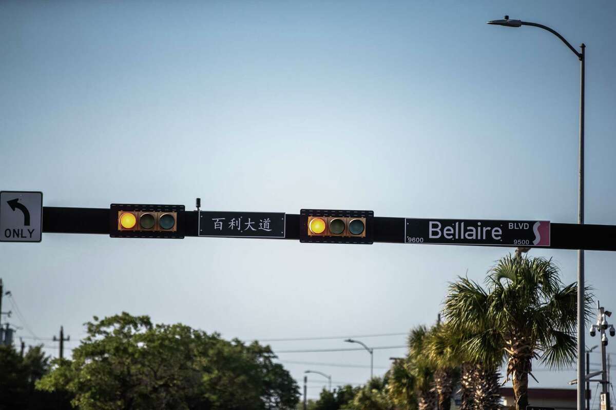 the-story-behind-houston-s-chinese-and-vietnamese-street-signs