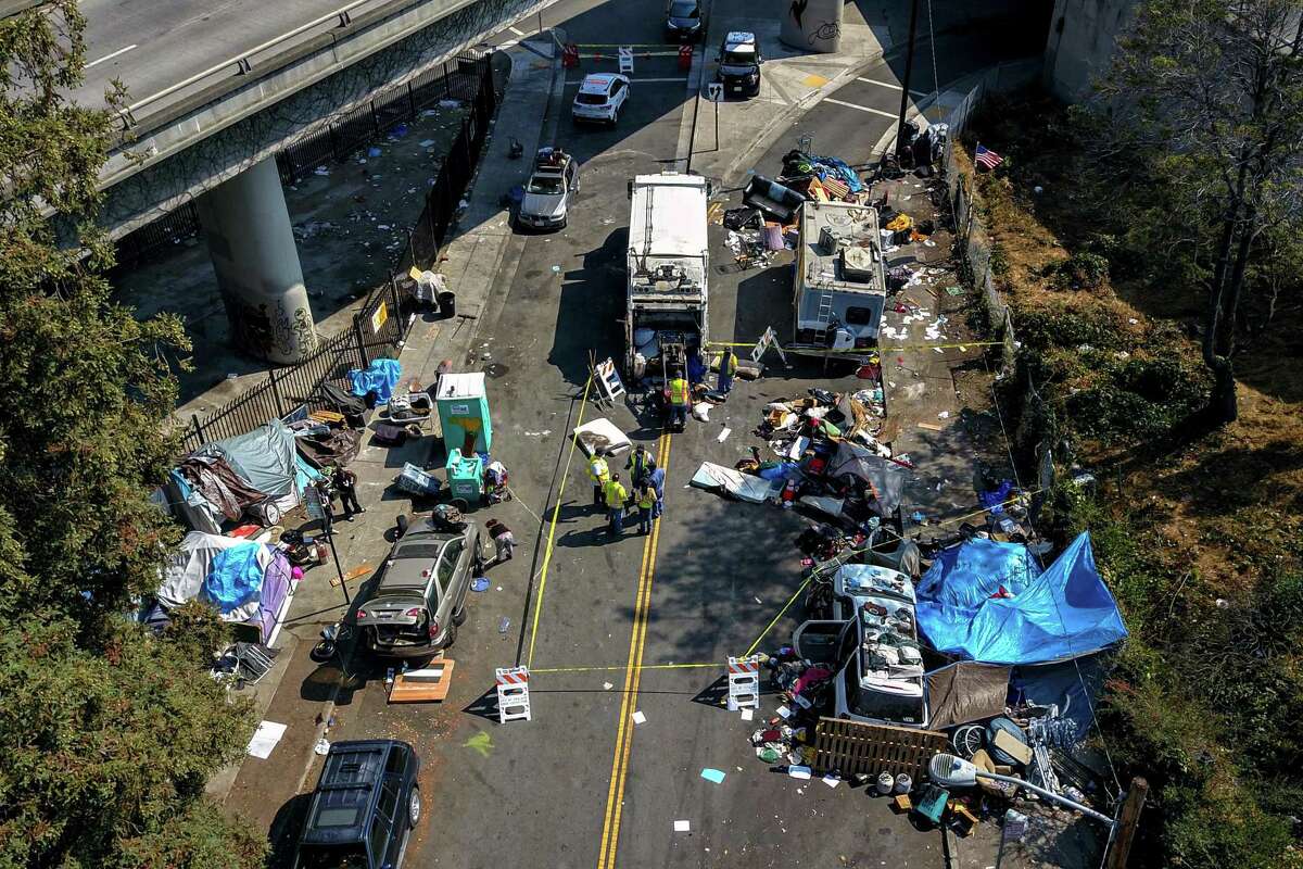 奥克兰官员周二敦促市长利比·沙夫(Libby Schaaf)的政府更好地跟踪哪些无家可归者服务正在帮助人们，此前最近的一次审计对该市无家可归者项目的有效性提出了质疑。2021年9月21日，一个无家可归者的营地。