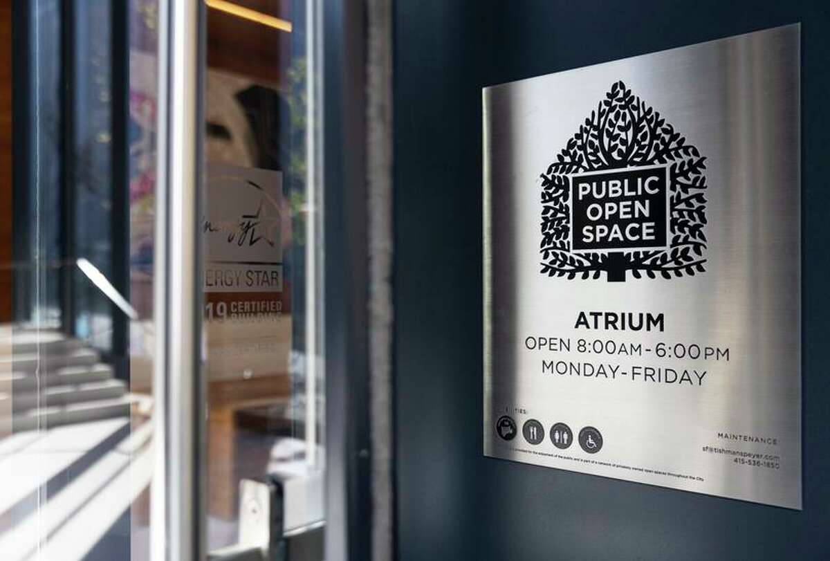 一个标志引导客人进入旧金山第二街222号的一个室内私人公共开放空间。