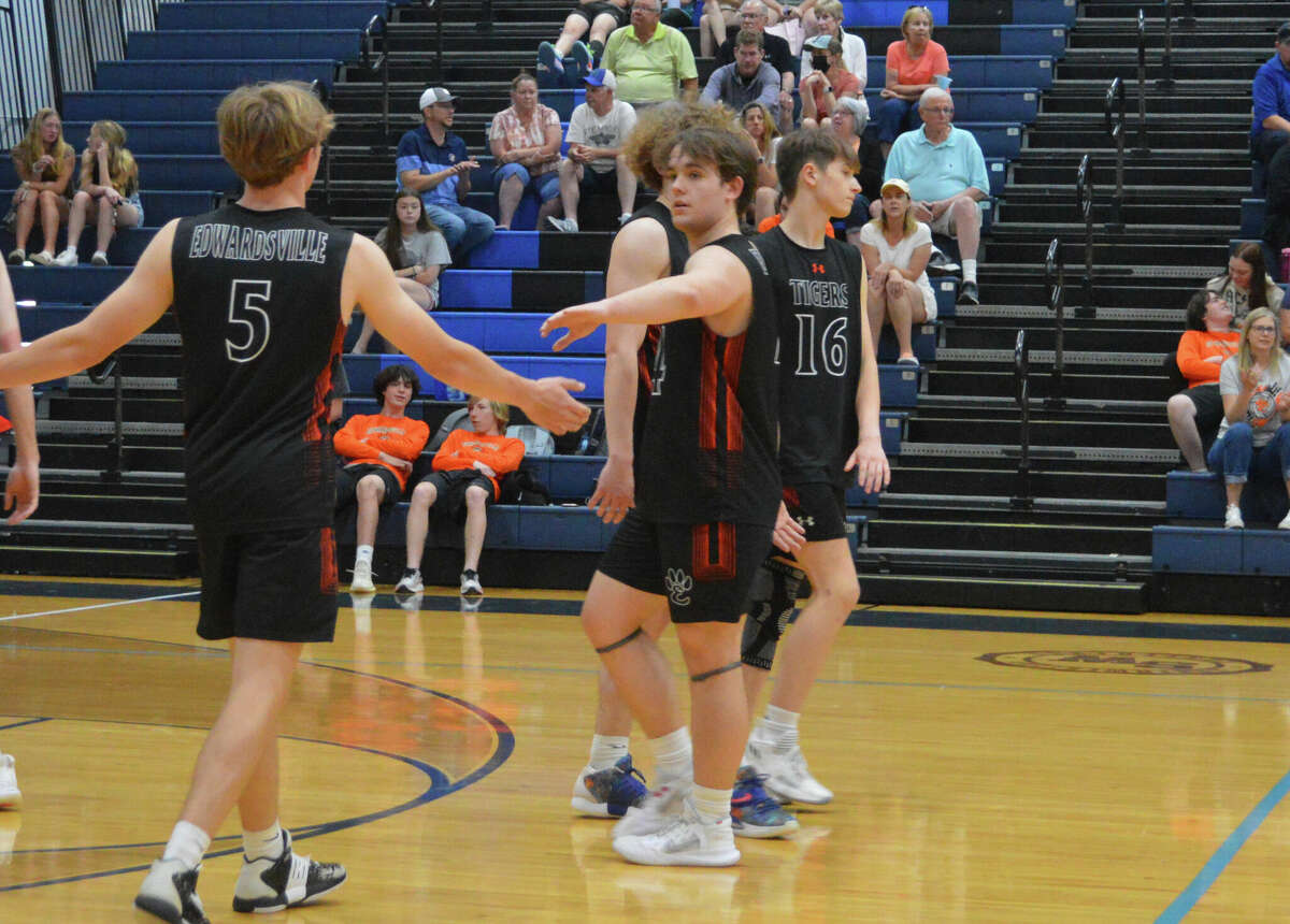 Wyatt Blunt gathers the Tigers after a kill against Belleville East on Tuesday. 