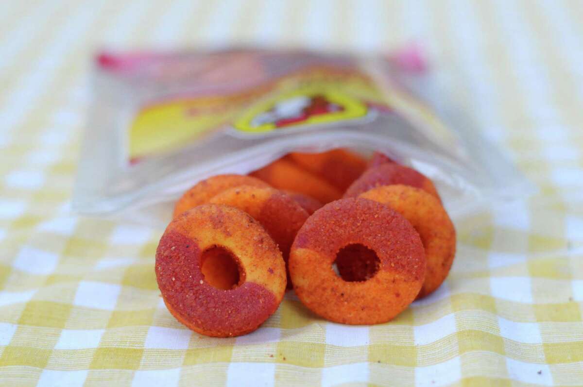 Τα δαχτυλίδια Chamoy Peach Gummi από την Buc-ee's