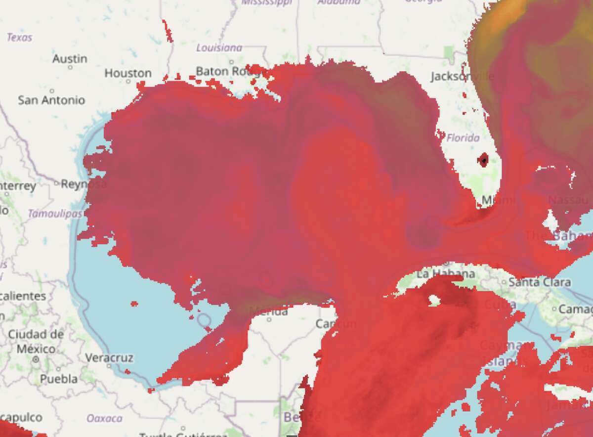 Temperatura superficial en el Golfo de México para el miércoles 18 de mayo de 2022.  La corriente de bucle es visible en la parte este de la bahía. 