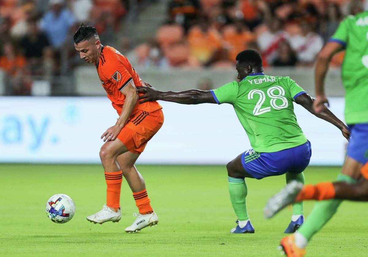 Houston Dynamo FC forward Sebastián Ferreira (9) changes directions while being marked by Seattle Sounders defender Yeimar Gómez (28) during the first half of an MLS match at PNC Stadium on Wednesday, May 18, 2022, in Houston.