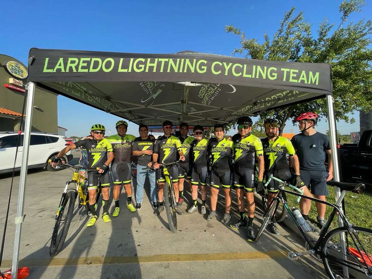 Laredo Lighting Cycling Team y más grupos circularón calles de Laredo en memoria de ciclistas heridos y fallecidos por golpes de automoviles.