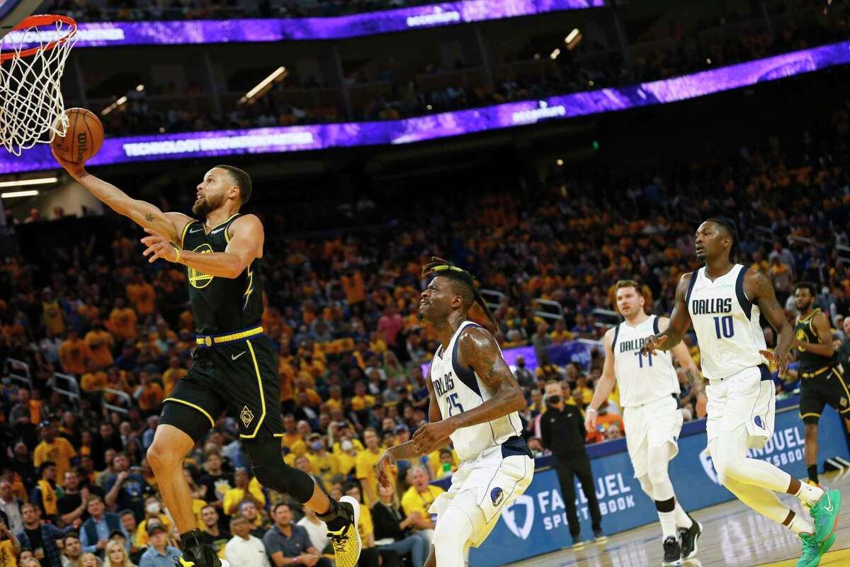 Golden State Warriors guard Stephen Curry (30) makes the layup in the second quarter of Game 1 of the NBA Western Conference finals against the Dallas Mavericks at Chase Center, Wednesday, May 18, 2022, in San Francisco, Calif.