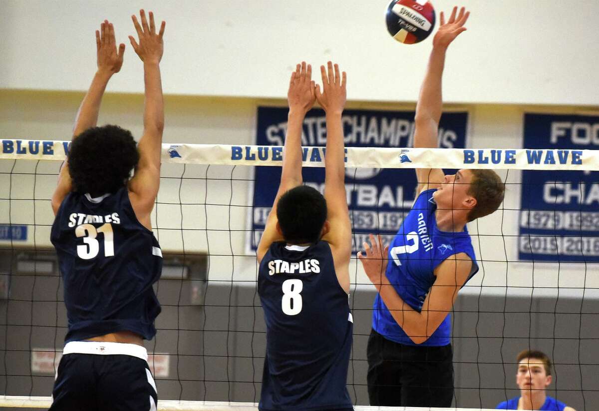 Darien boys volleyball rides 43-match win streak into playoffs