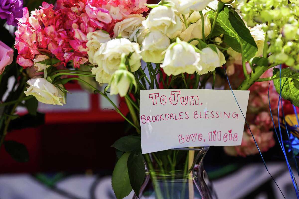 A note at a memorial Thursday outside of Lucky Three Seven in Oakland honors the restaurant’s co-owner, Artgel “Jun” Anabo, who was fatally shot the night before.