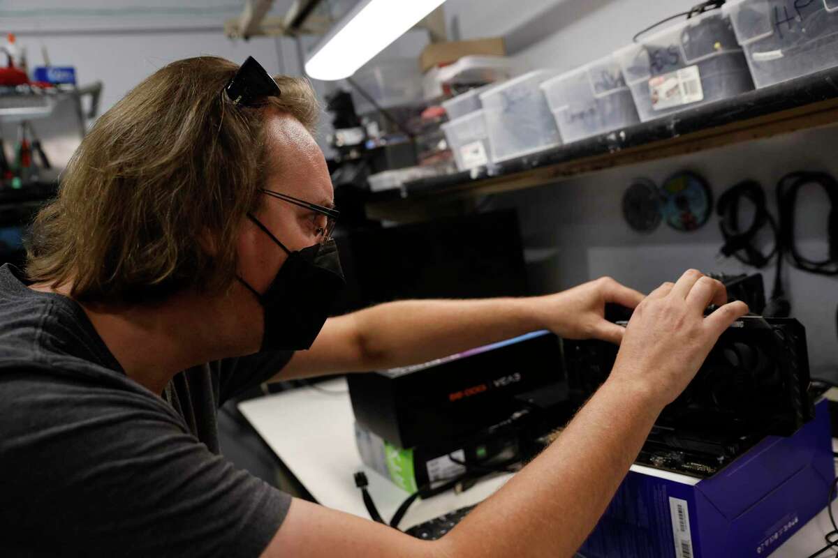Le technicien Jon Kennedy construit un ordinateur de jeu à San Francisco Computer Repair.