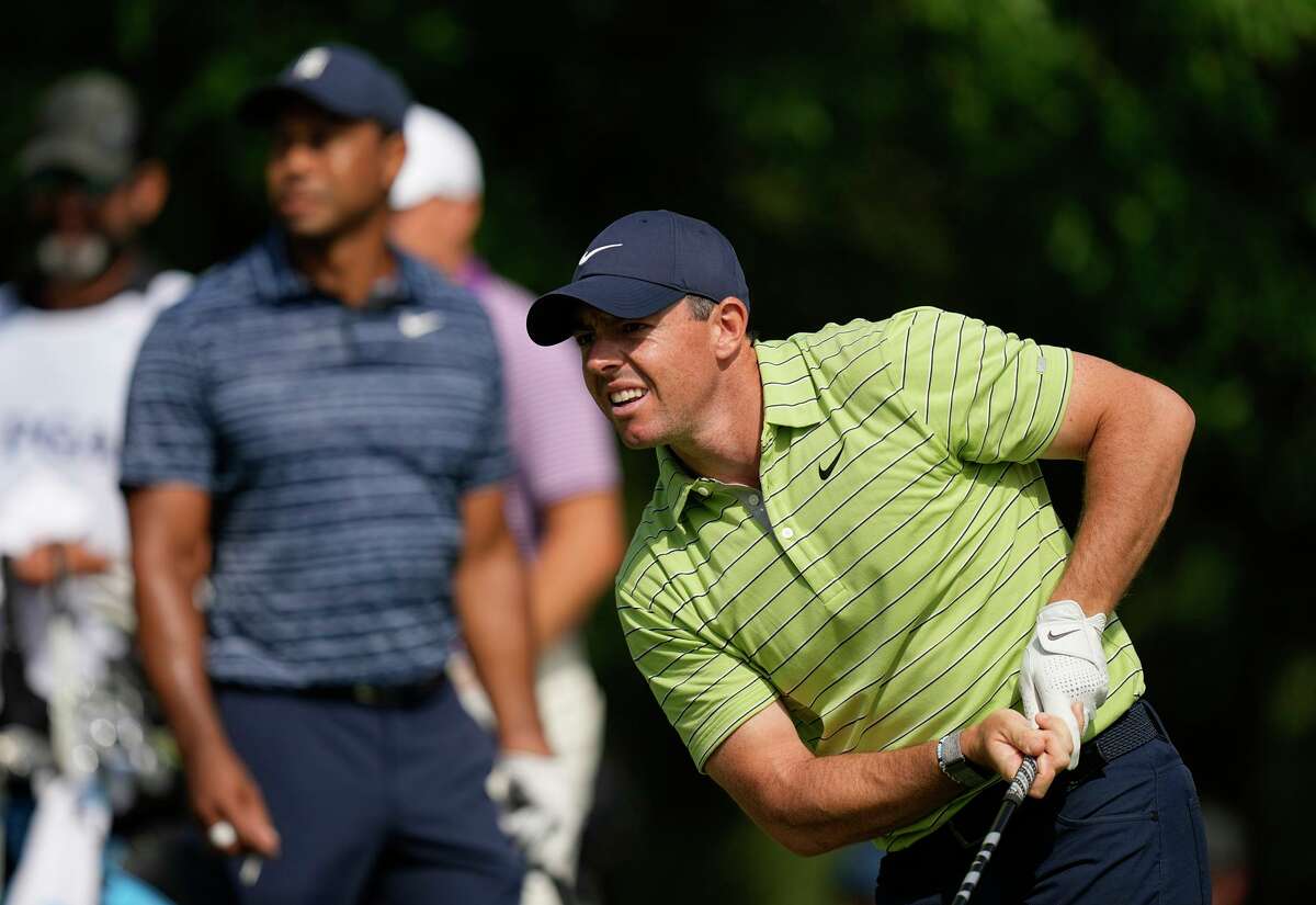 Rory McIlroy, with Tiger Woods as a witness, shot a 5-under 65, his lowest start to par in a major since he won the PGA in 2014.