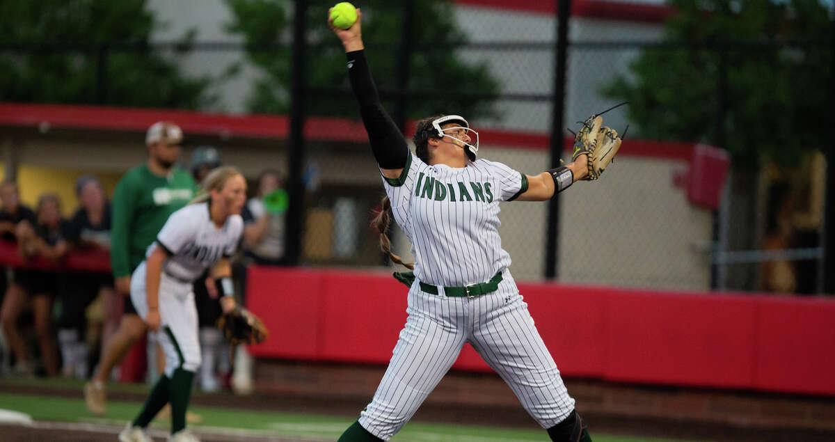 Santa Fe pitcher Sidne Peters (2) pitching in the third inning during a High school softball playoffs Region III-5A semifinals, one-game playoff Santa Fe vs. Kingwood, Thursday, May 19, 2022, in Crosby. (Juan DeLeon/Contributor)