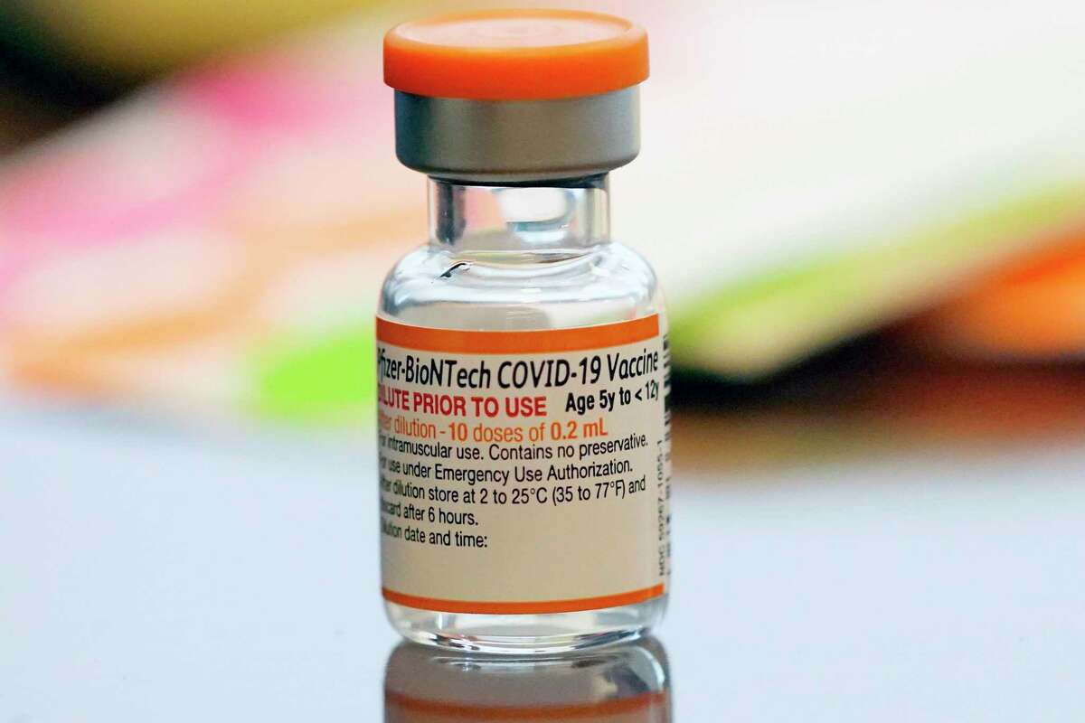 ARCHIVO - Un envase de la vacuna COVID-19 de Pfizer-BioNTech para niños de 5 a 12 años está listo para su uso en un centro de vacunación el jueves 11 de noviembre de 2021 en Fort Worth, Texas.