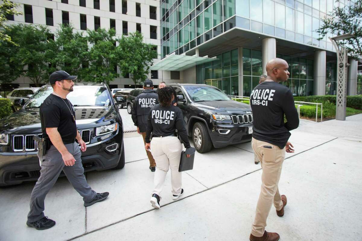 IRS agents swarm Galleriaarea office building