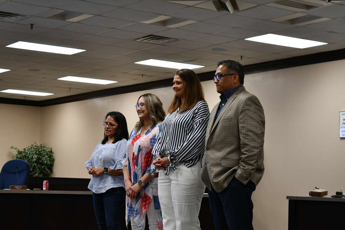 Hale County Judge David Mull was present to administer the oath of office new board member Danny Salazar, newly re-elected Amber Bass, and JoAnn Rey and Sofia Rivera. 