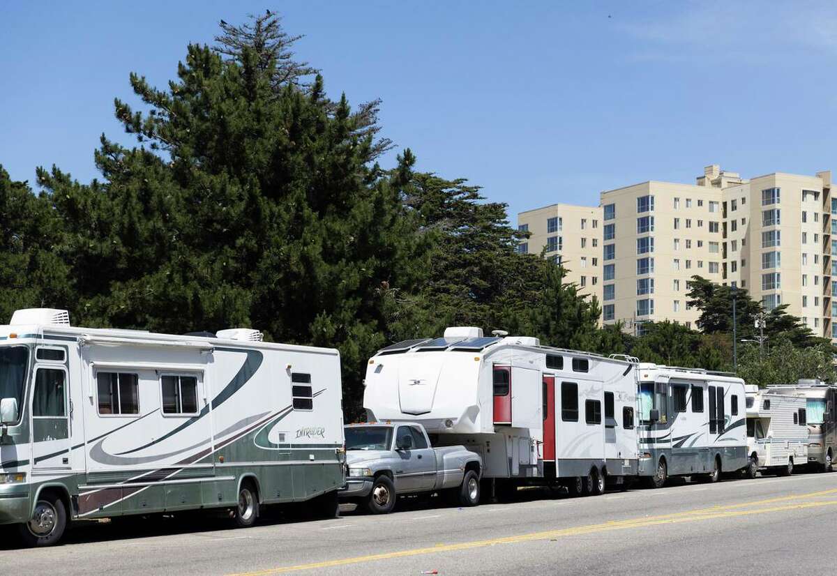 2022年5月19日星期四，在加利福尼亚州旧金山的默塞德湖附近，一排房车停在温斯顿大道上。该市计划在第七区开设一个安全停车场，供几十辆主要由移民家庭居住的车辆停放在温斯顿大道和默塞德湖附近的默塞德湖大道上，以安全停车和获得基本服务。