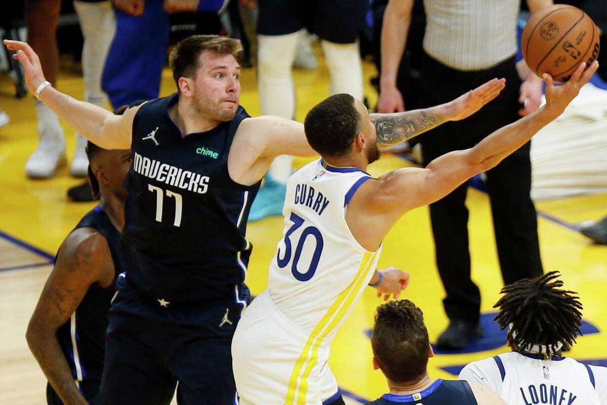 Warriors rally from 19 down to beat Mavericks, gain 2-0 series lead