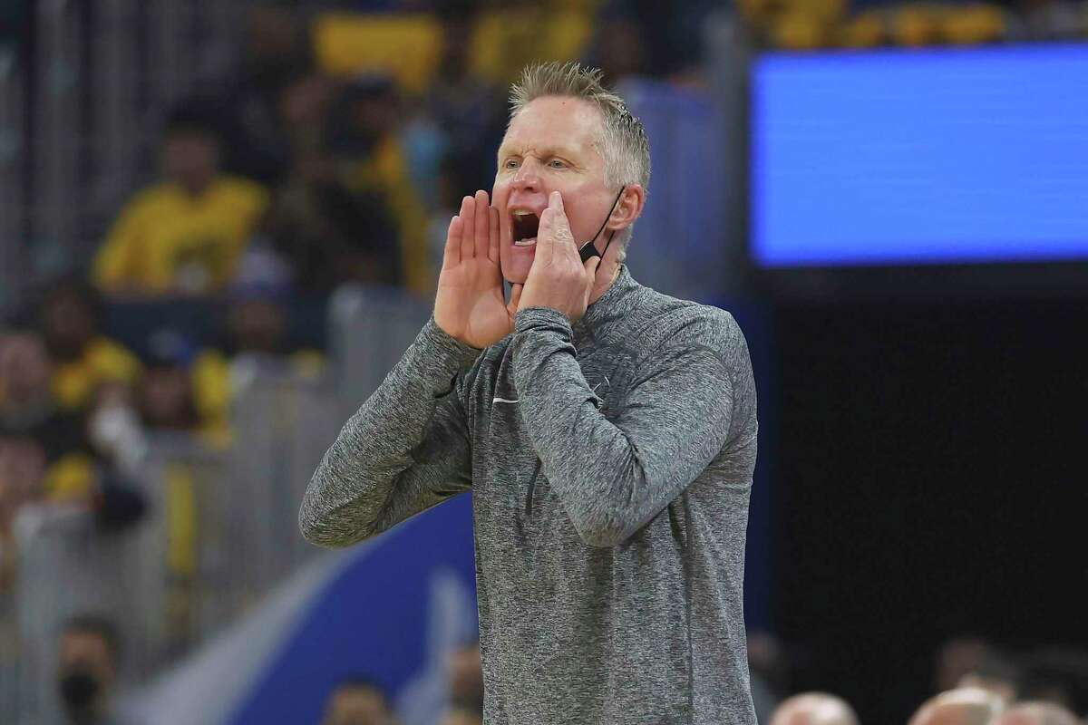 Head coach Steve Kerr and the Warriors will be looking to take a 3-0 series lead when they face the Mavericks in Game 3 of the Western Conference finals at 6 p.m. Sunday. (TNT)
